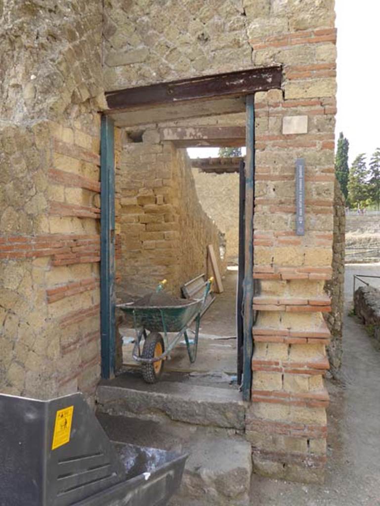 IV.1, Herculaneum, October 2014. Entrance doorway, looking south. Photo courtesy of Michael Binns.